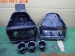 3UPJ=24640122]トライアンフ ストリートトリプル85(SMTTTL1166D)純正 2200981 エアクリーナーボックス 中古_s0