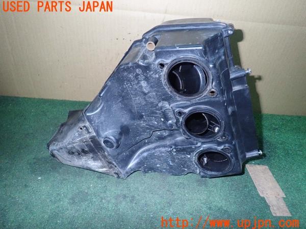 3UPJ=24640122]トライアンフ ストリートトリプル85(SMTTTL1166D)純正 2200981 エアクリーナーボックス 中古_m3