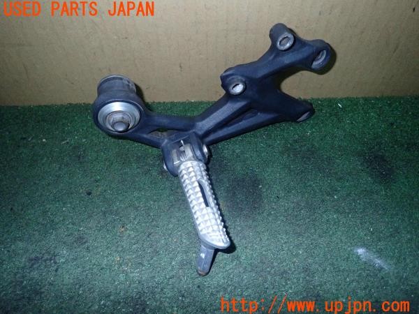 3UPJ=24640566]トライアンフ ストリートトリプル85(SMTTTL1166D)純正 フットステップ 右 中古_m0