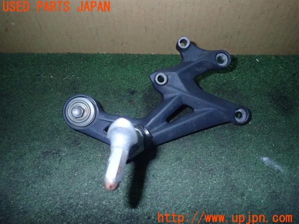 3UPJ=24640566]トライアンフ ストリートトリプル85(SMTTTL1166D)純正 フットステップ 右 中古_m1
