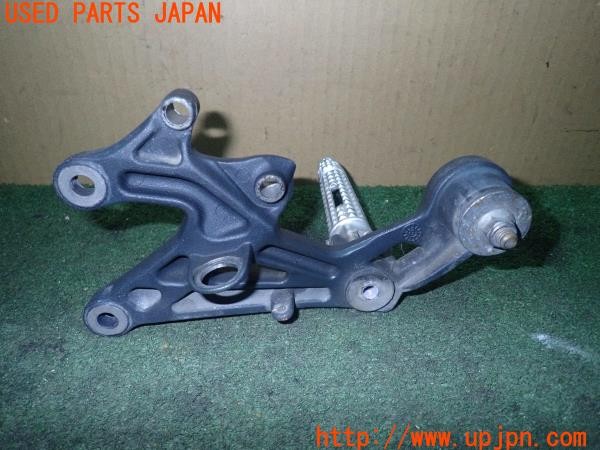 3UPJ=24640566]トライアンフ ストリートトリプル85(SMTTTL1166D)純正 フットステップ 右 中古_m4