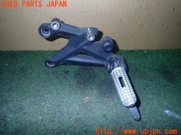 3UPJ=24640567]トライアンフ ストリートトリプル85(SMTTTL1166D)純正 フットステップ 左 中古_m0