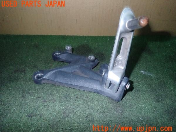 3UPJ=24640567]トライアンフ ストリートトリプル85(SMTTTL1166D)純正 フットステップ 左 中古_m1