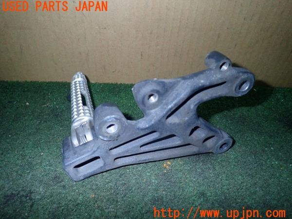 3UPJ=24640567]トライアンフ ストリートトリプル85(SMTTTL1166D)純正 フットステップ 左 中古_m2