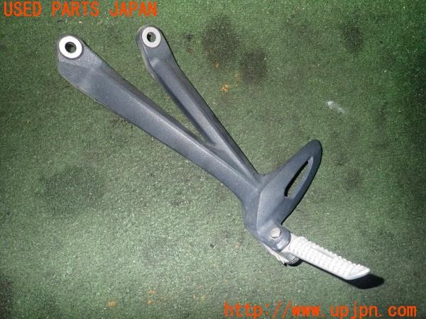3UPJ=24640570]トライアンフ ストリートトリプル85(SMTTTL1166D)純正 タンデムステップ 左 中古_m0
