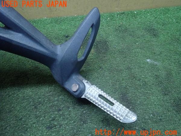 3UPJ=24640570]トライアンフ ストリートトリプル85(SMTTTL1166D)純正 タンデムステップ 左 中古_m1