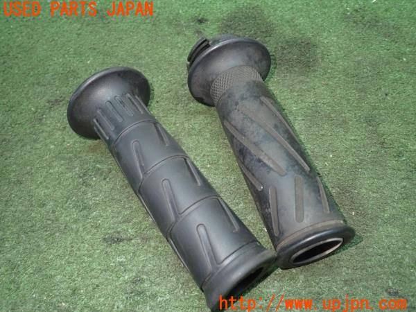 3UPJ=24660583]カワサキ ニンジャ400(EX400G)純正 左グリップ 社外 スロットルグリップ 中古_m1