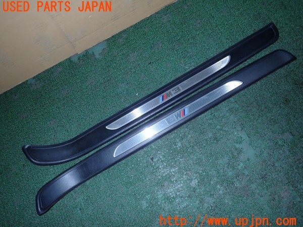 3UPJ=24870616]BMW M3 クーペ(WD40 E92)後期 純正 スカッフプレート 中古_m0