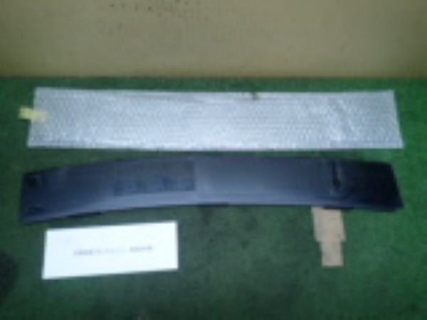 3UPJ=25300643]プリウス(MXWH60)純正 67217-47020 外部給電アタッチメント ウィンドウパネル 中古_m0