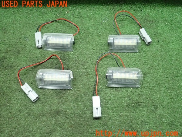 3UPJ=25750512]クラウンマジェスタ(URS206)社外 カーテシランプ ドア下側 中古_m0