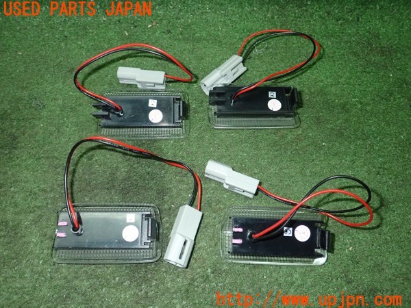 3UPJ=25750512]クラウンマジェスタ(URS206)社外 カーテシランプ ドア下側 中古_m1