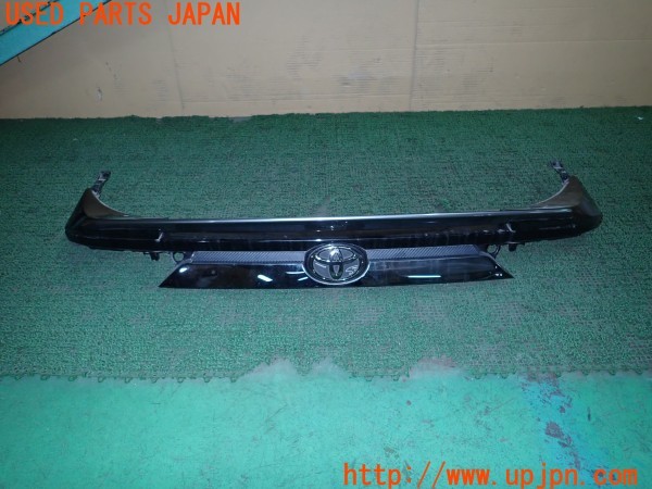 3UPJ=25780057]ハリアー(ZSU60W)前期 純正 リアスポイラー リアフィニッシャー 球屋 エンブレム 付き 中古_m0