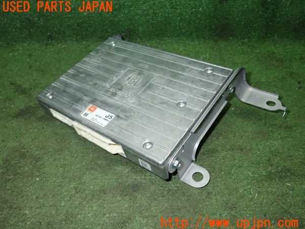 3UPJ=25780511]ハリアー(ZSU60W)前期 純正 JBL Green Edge 86280-0WB60 アンプ 中古_m0