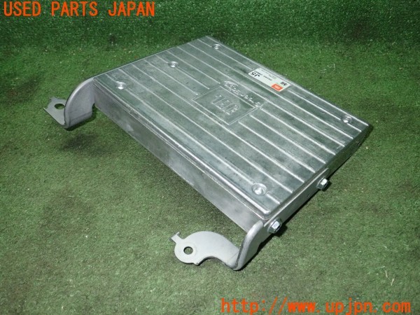 3UPJ=25780511]ハリアー(ZSU60W)前期 純正 JBL Green Edge 86280-0WB60 アンプ 中古_m1