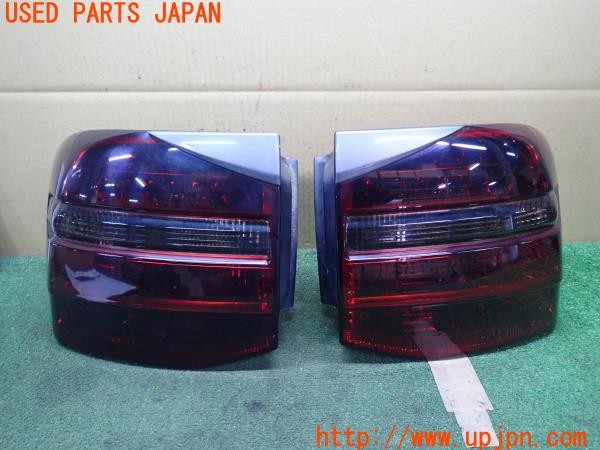3UPJ=25900547]ポルシェ カイエン ターボ(9PAM4851A 957型)純正 テールランプ スモークレンズ 社外パネル付き 中古_m0
