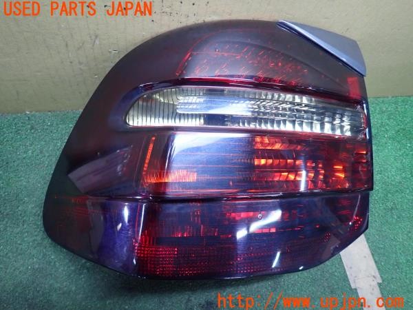 3UPJ=25900547]ポルシェ カイエン ターボ(9PAM4851A 957型)純正 テールランプ スモークレンズ 社外パネル付き 中古_m2