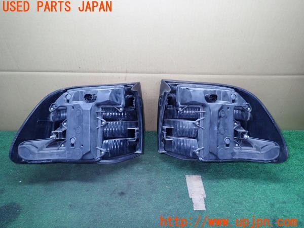 3UPJ=25900547]ポルシェ カイエン ターボ(9PAM4851A 957型)純正 テールランプ スモークレンズ 社外パネル付き 中古_m3