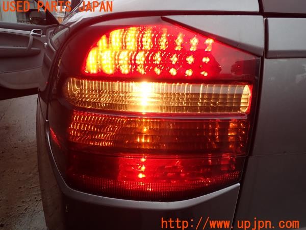 3UPJ=25900547]ポルシェ カイエン ターボ(9PAM4851A 957型)純正 テールランプ スモークレンズ 社外パネル付き 中古_m4