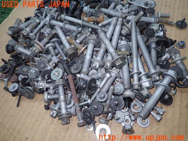 3UPJ=26900720]BMW ミニ(MINI)クーパーD クラブマン(LR20 F54)ネジ・ナット・ステー類 ジャンク_m2