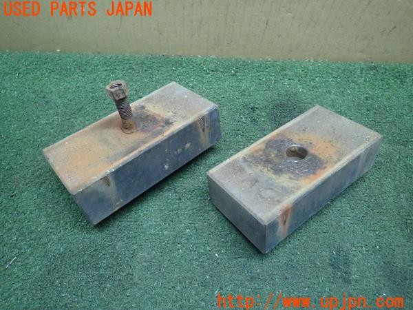 3UPJ=26940417]キャラバン コーチ(AEGE24)社外 リアダウンブロック U字ボルト付き 中古_m1