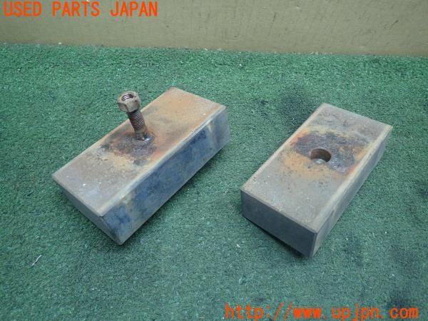 3UPJ=26940417]キャラバン コーチ(AEGE24)社外 リアダウンブロック U字ボルト付き 中古_m2