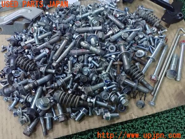 3UPJ=27220720]アウトランダーPHEV(GG2W)前期 ネジ・ナット・ステー類 ジャンク_m3