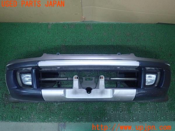 3UPJ=27890048]ハイエースワゴン(KZH106W)純正 52119-26200 フロントバンパー フォグランプ付き 中古_m0