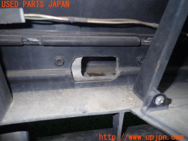 3UPJ=27890048]ハイエースワゴン(KZH106W)純正 52119-26200 フロントバンパー フォグランプ付き 中古_m4