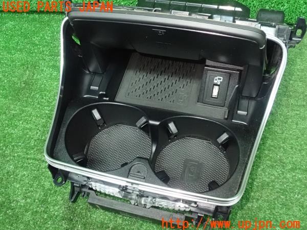 3UPJ=27920579]ベンツ C220 d ステーションワゴン(205214 S205)純正 ワイヤレス充電器 センターコンソール ドリンクホルダー トリム付 中古_m0