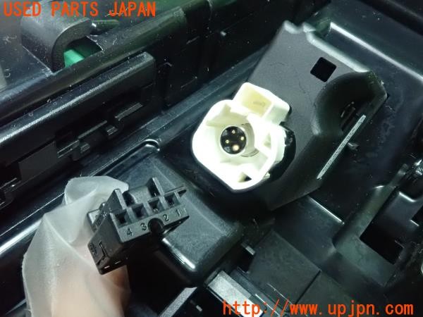 3UPJ=27920579]ベンツ C220 d ステーションワゴン(205214 S205)純正 ワイヤレス充電器 センターコンソール ドリンクホルダー トリム付 中古_m4