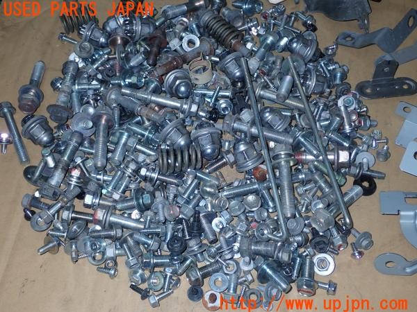 3UPJ=28200720]アウトランダーPHEV(GG2W)前期 ネジ・ナット・ステー類 ジャンク_m4