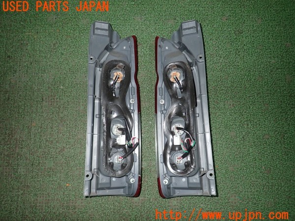 3UPJ=28300547]ハイエースバン 200系(TRH200V 3型)社外 テールランプ 中古_m1
