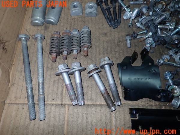 3UPJ=28300720]ハイエースバン 200系(TRH200V 3型)ネジ・ナット・ステー類 セット ジャンク_m2