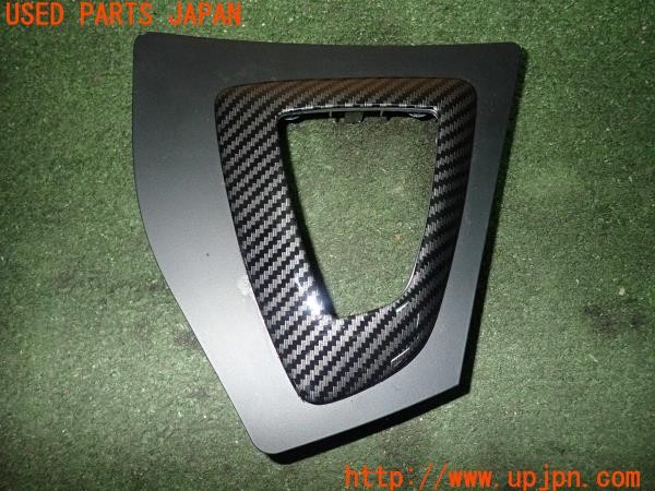 3UPJ=28480615]BMW M2 クーペ(1H30G F87)純正 シフトパネル 右ハンドル 社外 カーボン調カバー付き 中古_m0