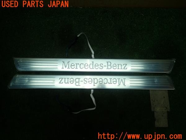 3UPJ=28700616]ベンツ B200 d(247012 W247)純正 A1776809905 スカッフプレート 中古_m0