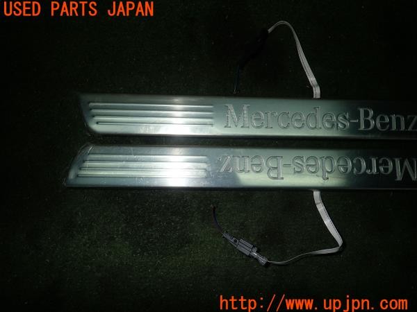 3UPJ=28700616]ベンツ B200 d(247012 W247)純正 A1776809905 スカッフプレート 中古_m1