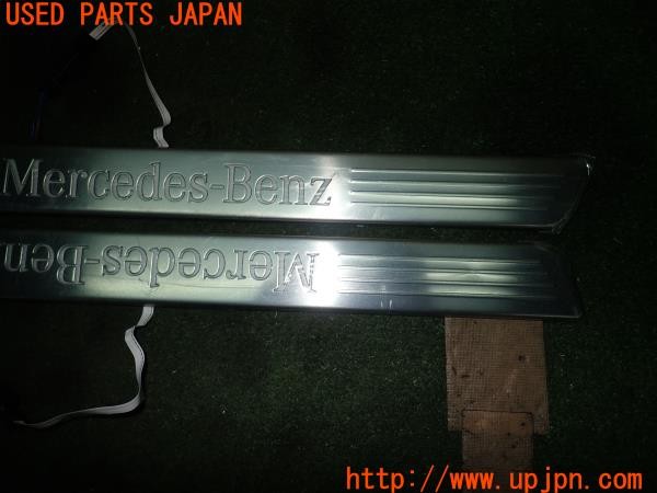 3UPJ=28700616]ベンツ B200 d(247012 W247)純正 A1776809905 スカッフプレート 中古_m2