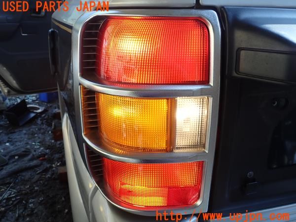 3UPJ=29230547]パジェロ(V45W)純正 テールランプ ランプガード メッキ 左右 中古_m4