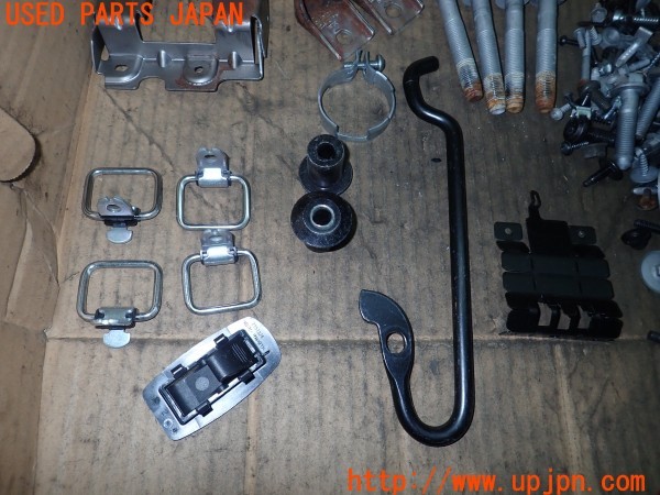 3UPJ=29700720]BMW ミニ(MINI)クーパーS クラブマン(ZG16 R55)ネジ・ナット・ステー類 セット ジャンク_m2