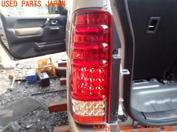 3UPJ=29800547]ジムニー ランドベンチャー(JB23W 10型)IH GROUP 60-1336 テールランプ 中古_m4