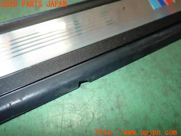 3UPJ=30120616]BMW 325i Mスポーツ(VB25 E90)前期 純正 10627110 スカッフプレート 中古_m3