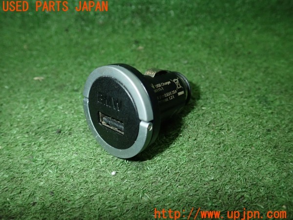 3UPJ=30300512]BMW M4 クーペ(3C30 F82)純正 65412166411-1 USBチャージャー シガーソケット 中古_m0