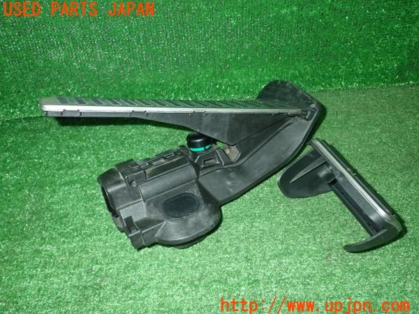 3UPJ=30640630]アウディ TT クーペ(8JCCZF)純正 アクセルペダル カバー ブレーキ 中古_m2