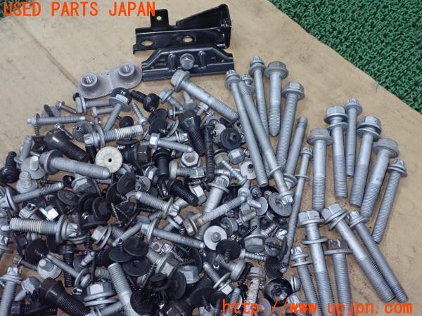 3UPJ=31090720]BMW X1(52EE20 U11系)ネジ・ナット・ステー類 セット ジャンク_m1