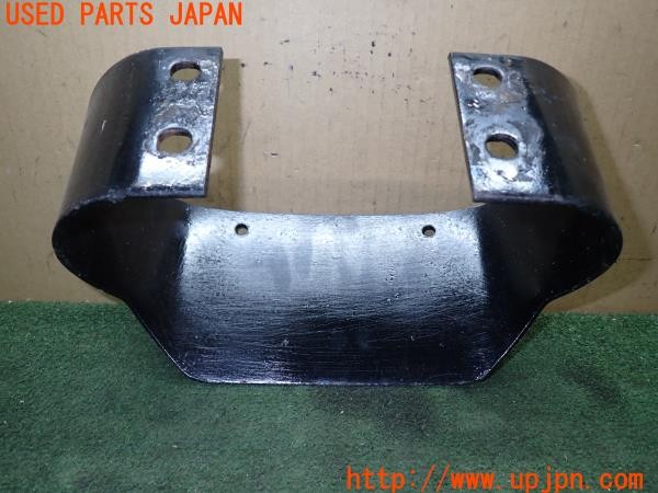 3UPJ=31250056]三菱ジープ(J58)純正 リアステップ ブラケット 中古_m4