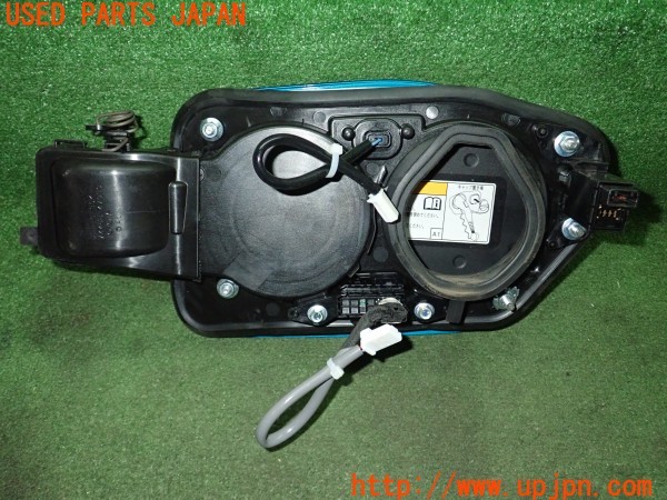 3UPJ=31710012]プリウスPHV(ZVW52)前期 純正 74458-47030 充電ポートカバー 充電口カバー 中古_m1