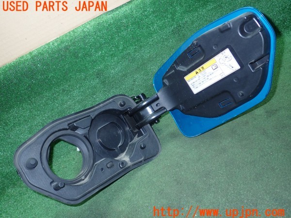 3UPJ=31710012]プリウスPHV(ZVW52)前期 純正 74458-47030 充電ポートカバー 充電口カバー 中古_m2