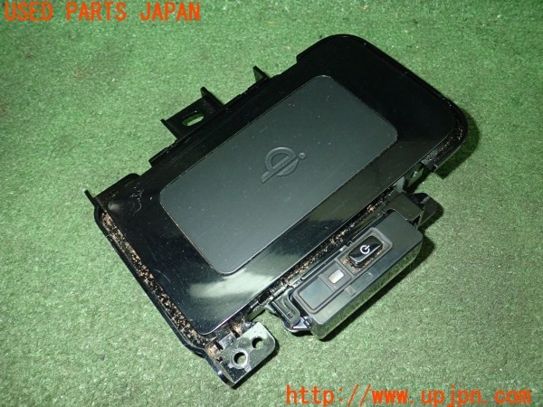 3UPJ=31710583]プリウスPHV(ZVW52)前期 純正 861C0-47031-C0 ワイヤレスチャージャー ワイヤレス充電器 中古_m0