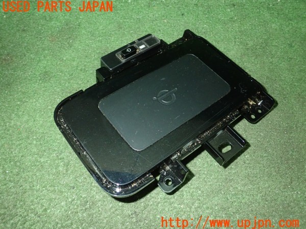 3UPJ=31710583]プリウスPHV(ZVW52)前期 純正 861C0-47031-C0 ワイヤレスチャージャー ワイヤレス充電器 中古_m1