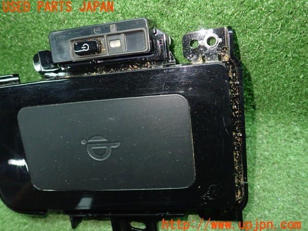 3UPJ=31710583]プリウスPHV(ZVW52)前期 純正 861C0-47031-C0 ワイヤレスチャージャー ワイヤレス充電器 中古_m2